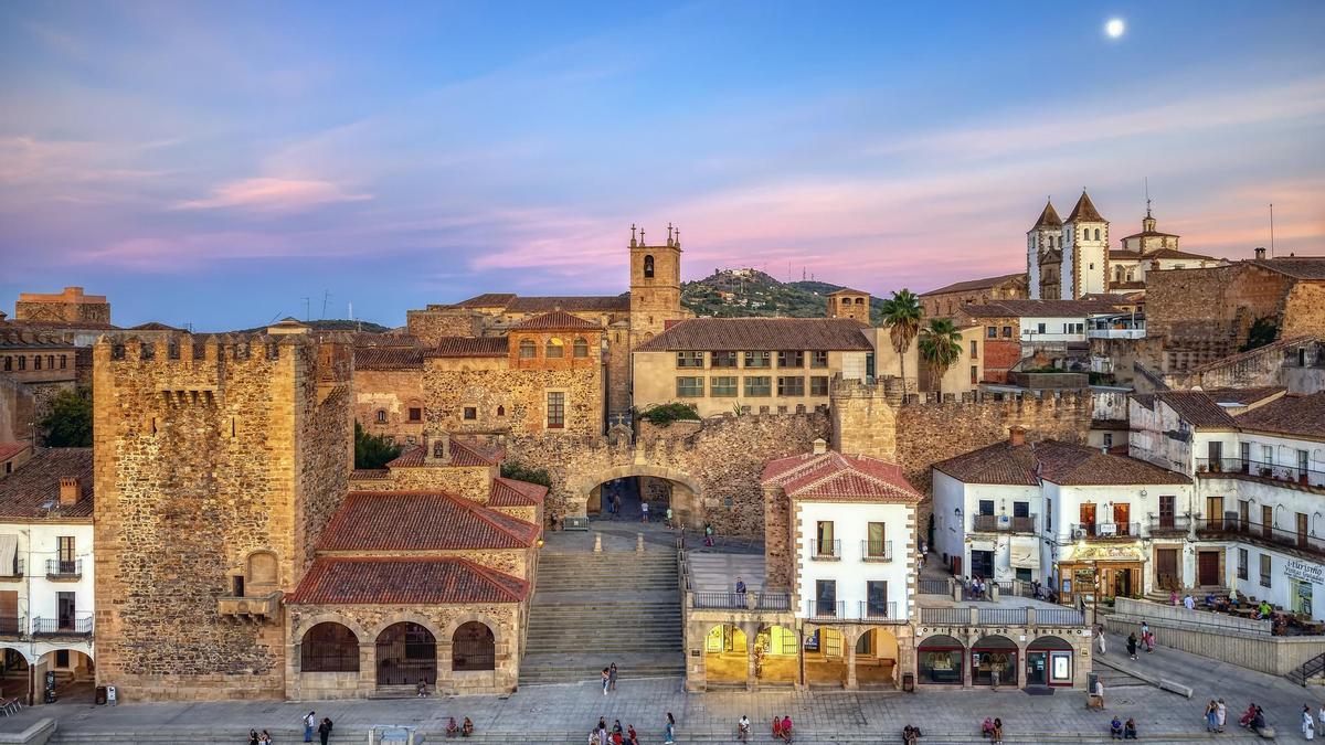 Hay un tramo del casco histórico de Cáeres que concentra una parte esencial de la vida gastronómica de la ciudad