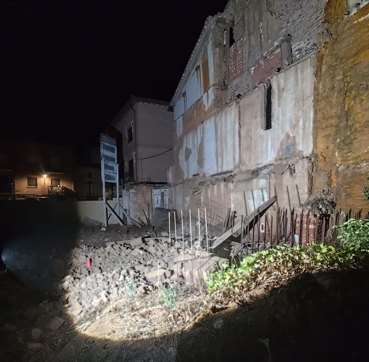 Vista del desprendimiento mientras los bomberos intervenían durante la madrugada.