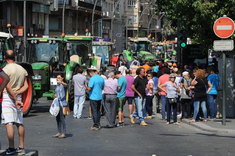 La Gran Vía de Murcia, paralizada por los agricultores