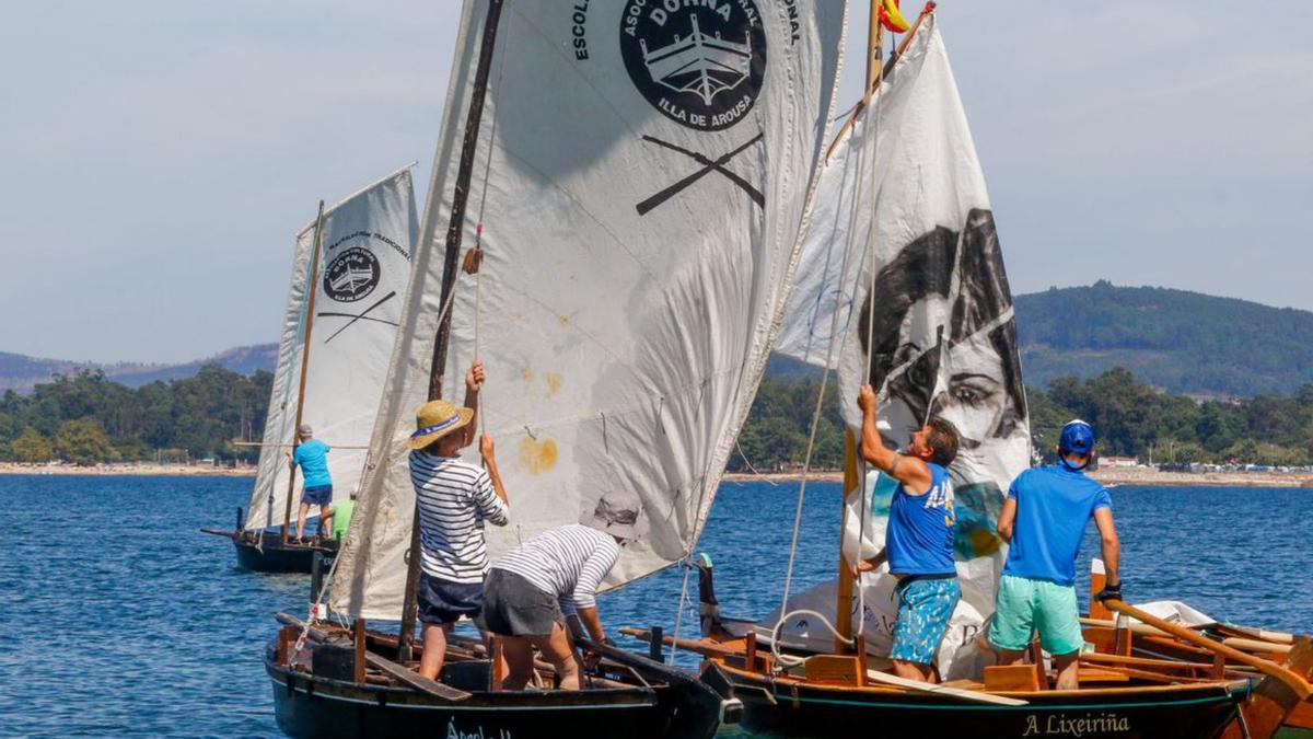 Tres dornas comezan a navegar despois de izar as velas