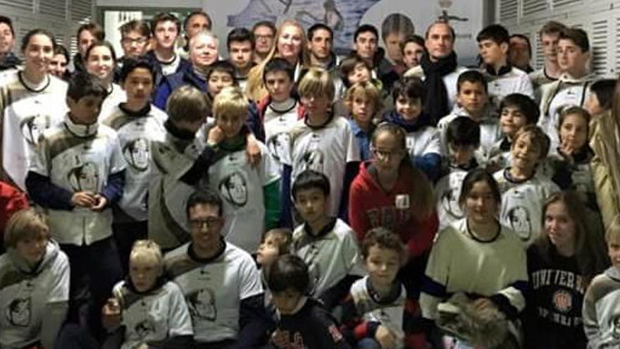 Niños y jòvenes del Real Club de Regatas con la famila Benito Mira