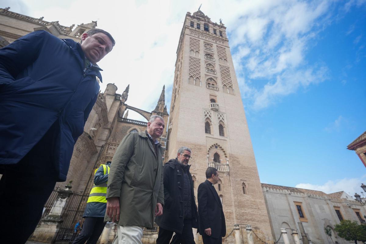 El alcalde de Sevilla, José Luis Sanz, en la zona acordonada de la Giralda.