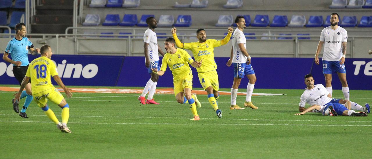 Sergio Ruiz celebra su gol al Tenerife en el Heliodoro la temporada pasada.