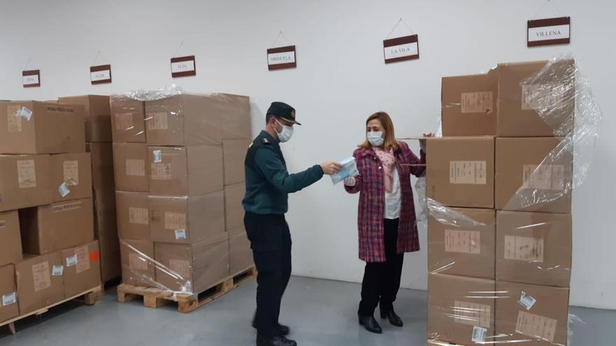 La subdelegada del Gobierno en Alicante, Araceli Poblador, recibe las mascarillas.