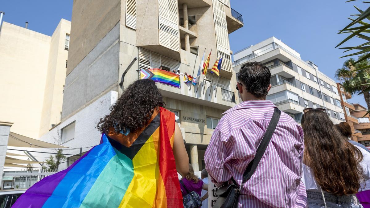 Colocación de la bandera LGTBI en el Ayuntamiento de Torrevieja el pasado miércoles.