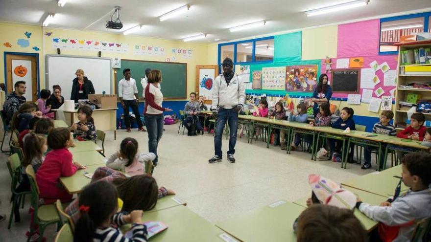 Niños e invitados que participan en el taller navideño que se celebra en el colegio El Quirinal.