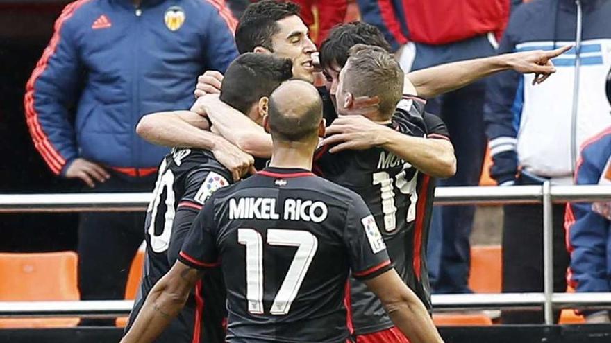 Los jugadores del Athletic celebran uno de sus tres goles de ayer contra el Valencia.