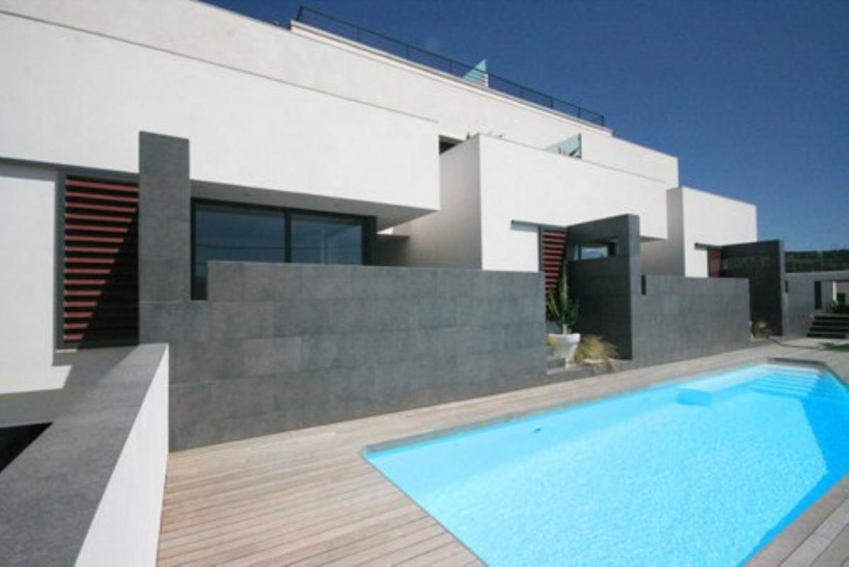 Espectacular casa plurifamiliar con solarium y piscina.