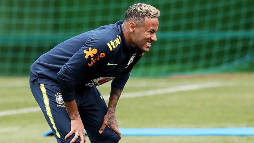 Neymar se resiente e inquieta a Brasil