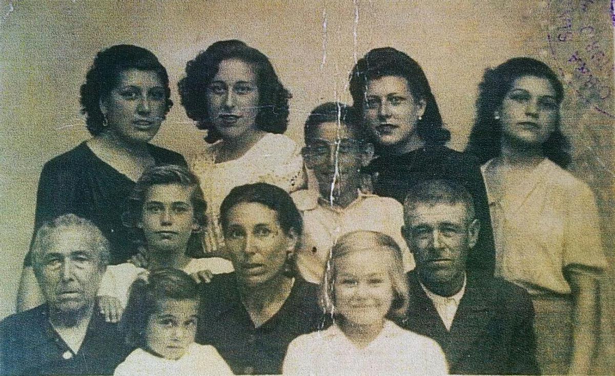 José Alarcón León, ‘el Rin’, con su mujer, ocho de sus nueve hijos y su suegra, en los años 40.