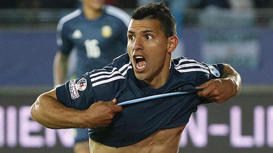 Sergio Agüero celebra el gol ante Uruguay.