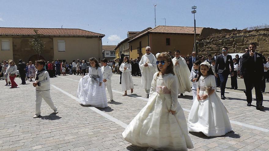 Niños y niñas vestidos de Primera Comunión participan en la procesión. Foto M. A. C.