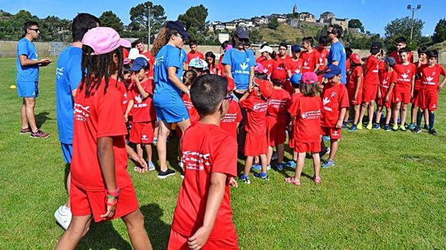 Las niñas y niños participantes en el Campus de Puebla inician una sesión deportiva en el campo de fútbol del Pinar de Puebla.