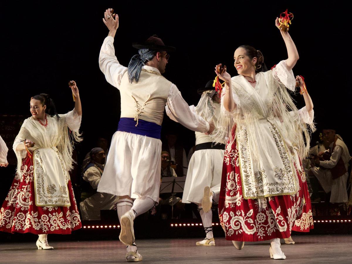 Una de las actuaciones del Grupo de Coros y Danzas Virgen de los Peligros de la Peña L’Artesa.