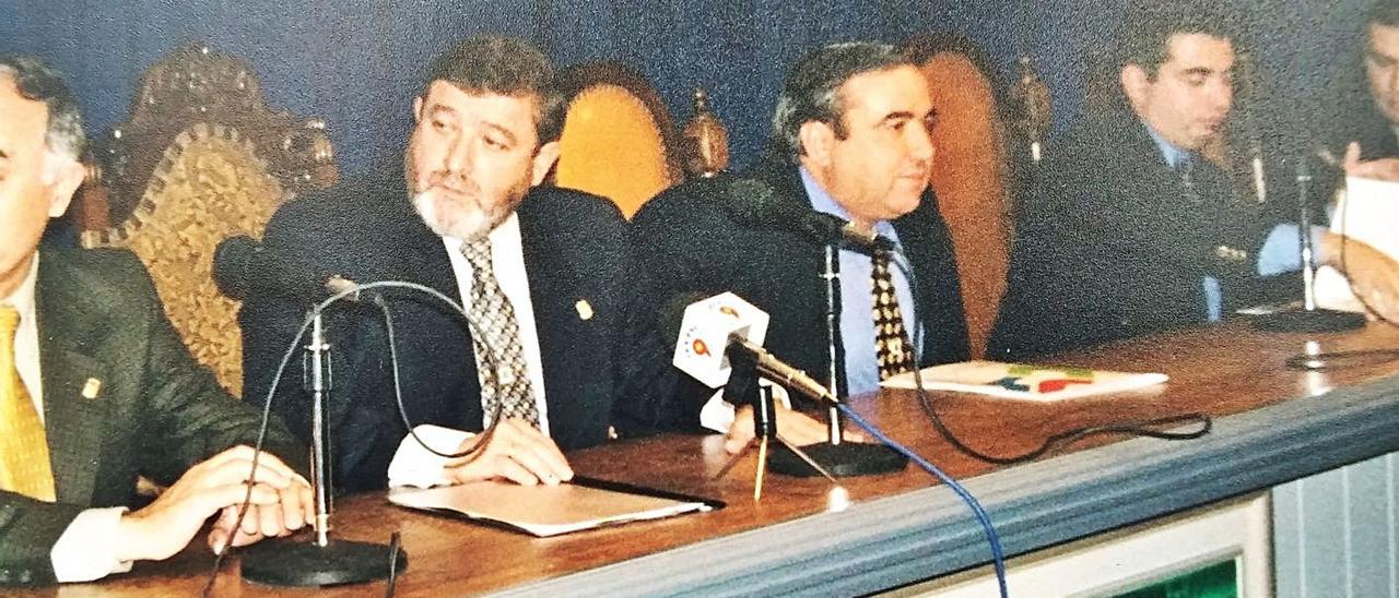 Una foto histórica: Morató y el empresario Ángel Fenoll al firmar el contrato en 1988. | LEVANTE-EMV