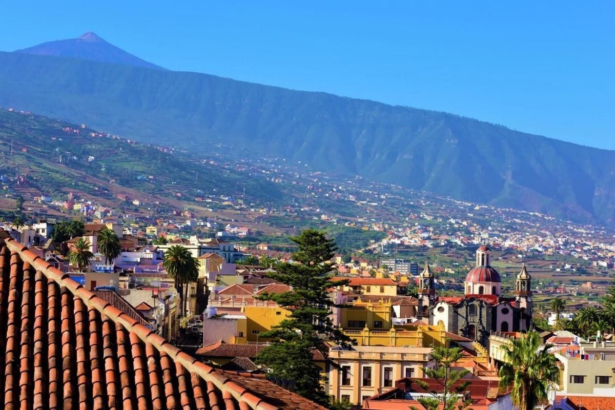 Imagen de La Orotava con el Teide al fondo.