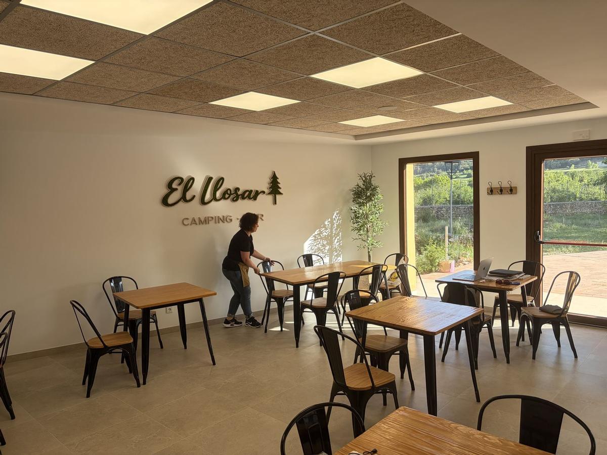 Imagen del interior de la cafetería del camping de Vilafranca.