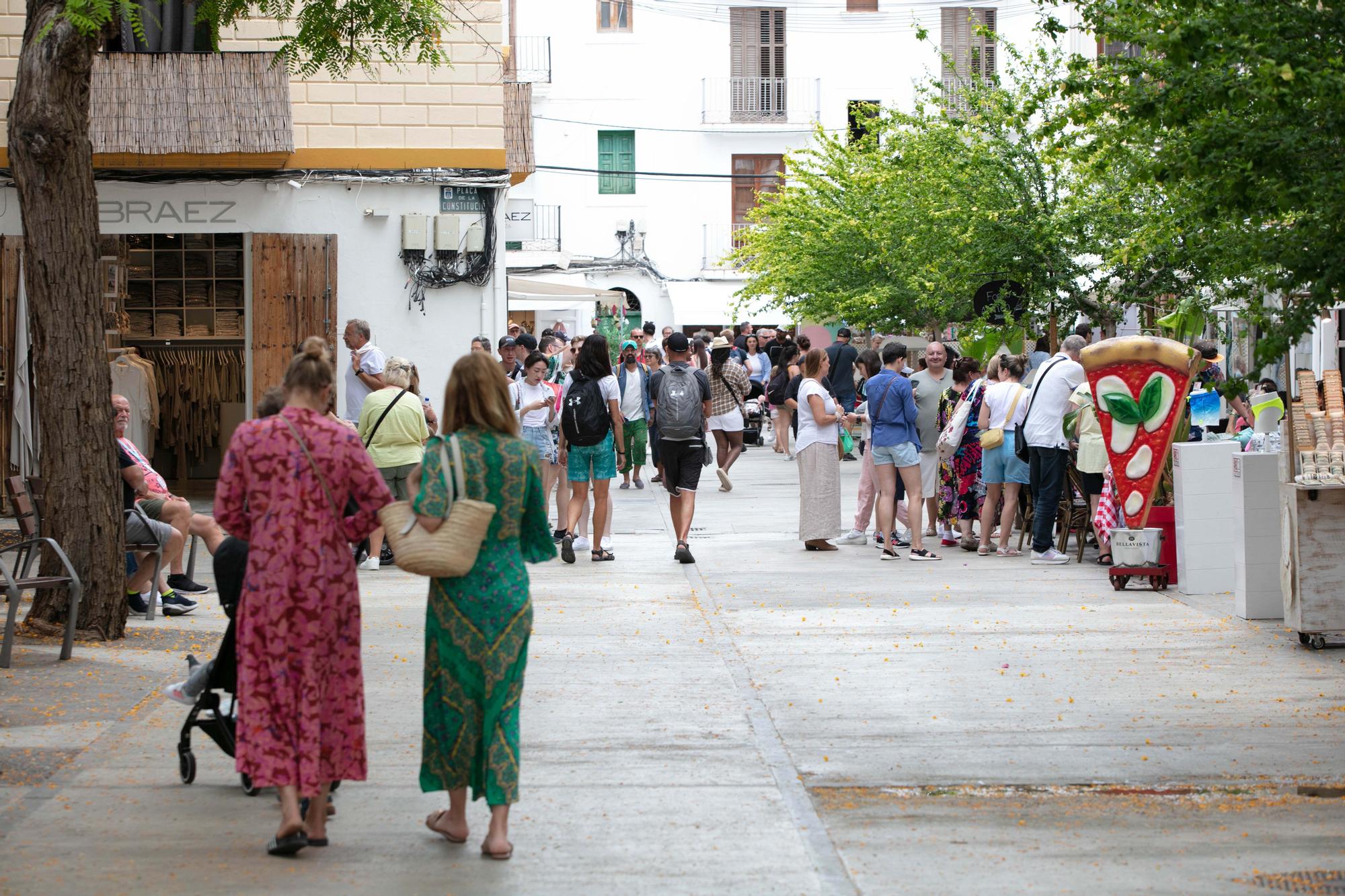 Galería de imágenes de la masificación de turistas en la ciudad de Ibiza a principios de junio