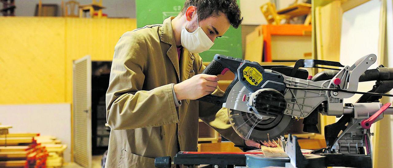 Un alumno de Formación Profesional en un centro de Secundaria de la provincia de Castellón durante las clases que realizan en un taller de carpintería.