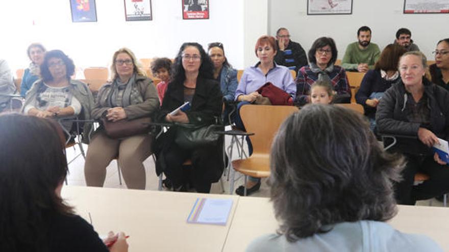 Las camareras de hotel, durante la reunión con Paloma López.