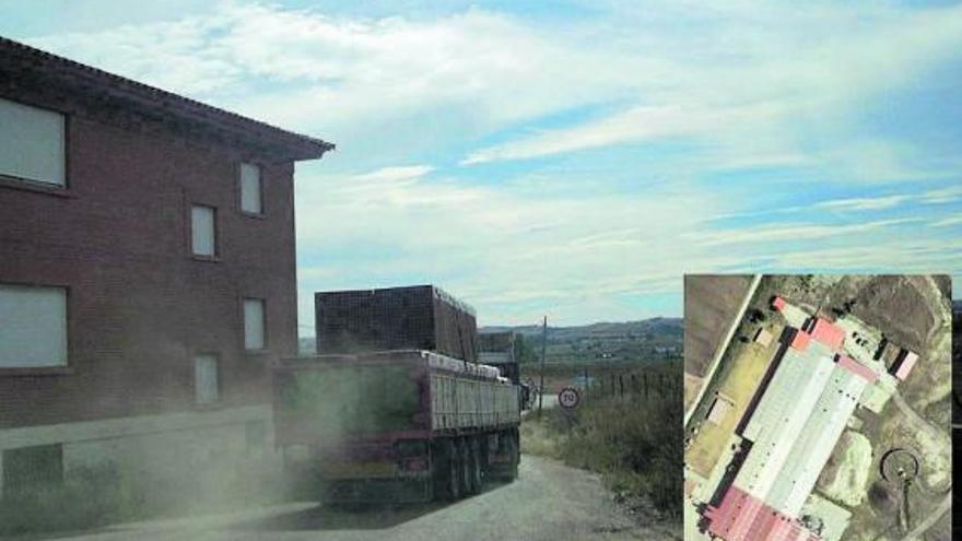 Un camión de ladrillos de las industrias de Corrales (en el recuadro, la fábrica que sale a subasta). | L.O.Z.