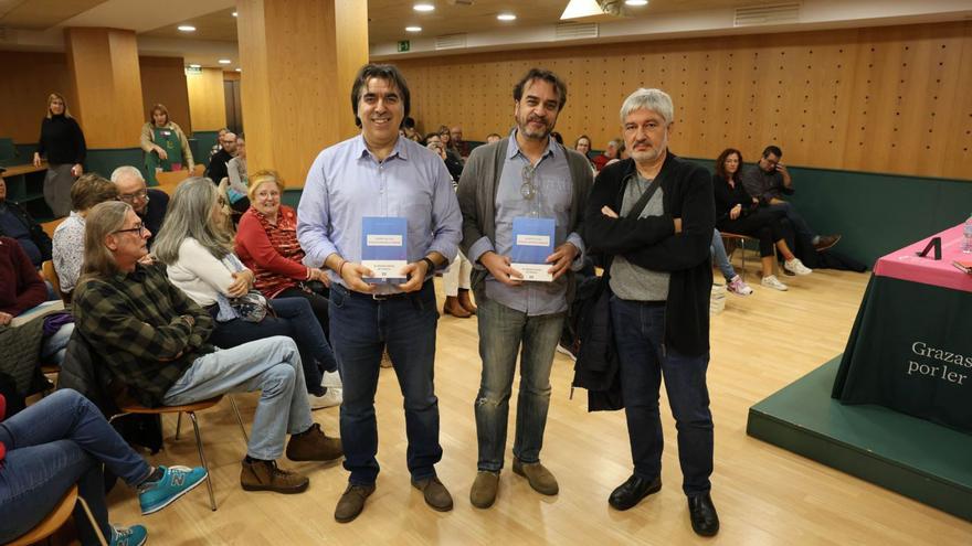 Pedro Feijoo (c.), en la presentación en Vigo con Xaquín Núñez Sabarís (i.) y Fran Alonso. |   // ALBA VILLAR
