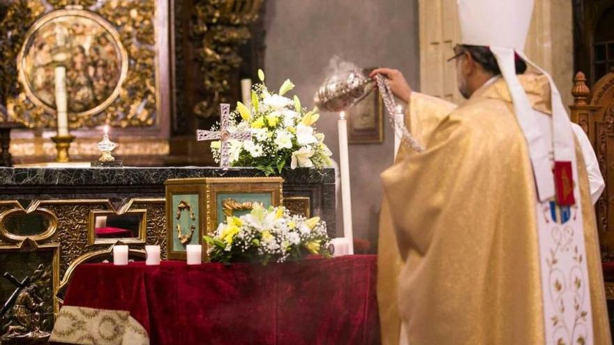 El Arzobispo, con el incensario, ante la cruz que contiene la reliquia, en el altar mayor de San Isidoro.