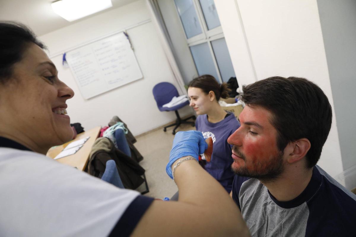 Amalia Selgas caracterizando a Pedro Susacasa; al fondo, Lucía Díaz.