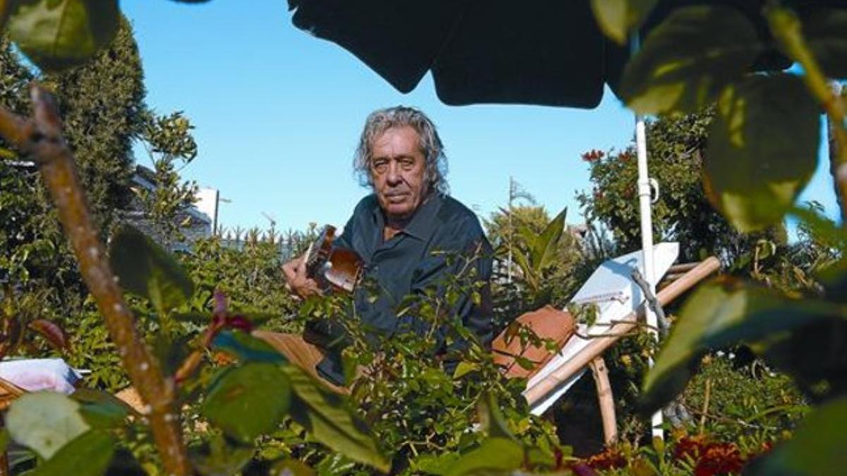 Paco Ibáñez, en la terraza de su piso del Eixample, a mediados del mes pasado.