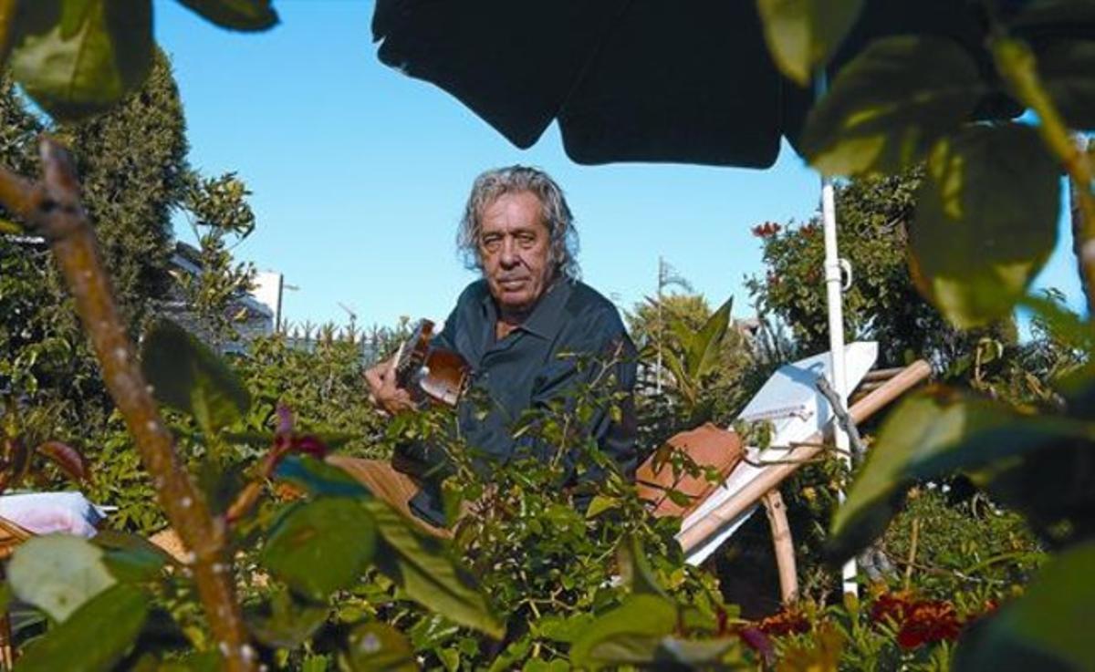 Paco Ibáñez, ala terrassa del seupis, a l’Eixample,a mitjans delmes passat. Paco Ibáñez, ala terrassa del seupis, a l’Eixample,a mitjans delmes passat.