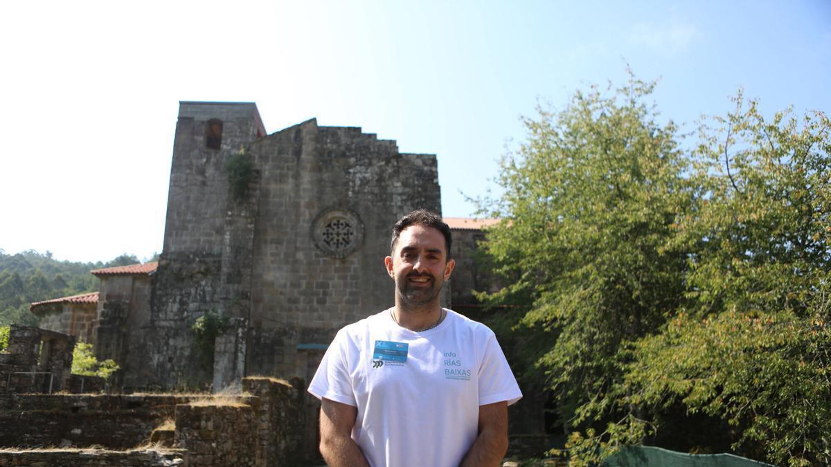 El guía Borja Gondar Guiance en los exteriores del Mosteiro de Carboeiro.