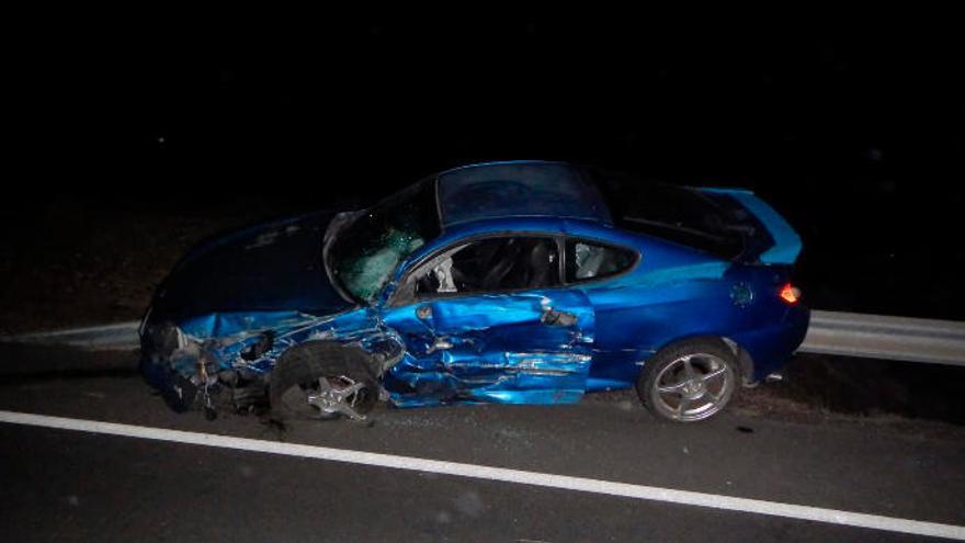 El coche que invadió el carril y dio varias vueltas de campana tras el choque en Puerto del Rosario.