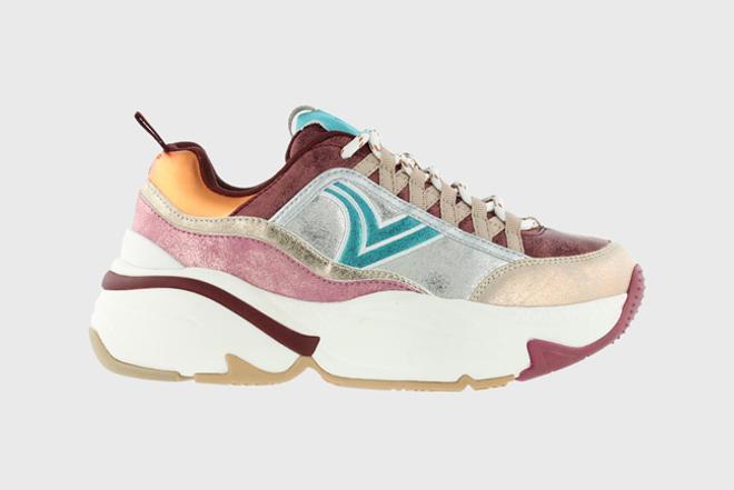 'Sneakers' metalizadas, de Victoria