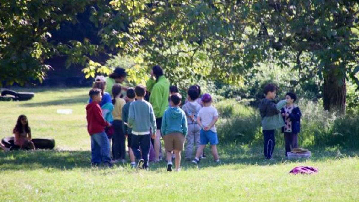 Nens i nenes escolten les indicacions dels monitors abans d'iniciar el joc