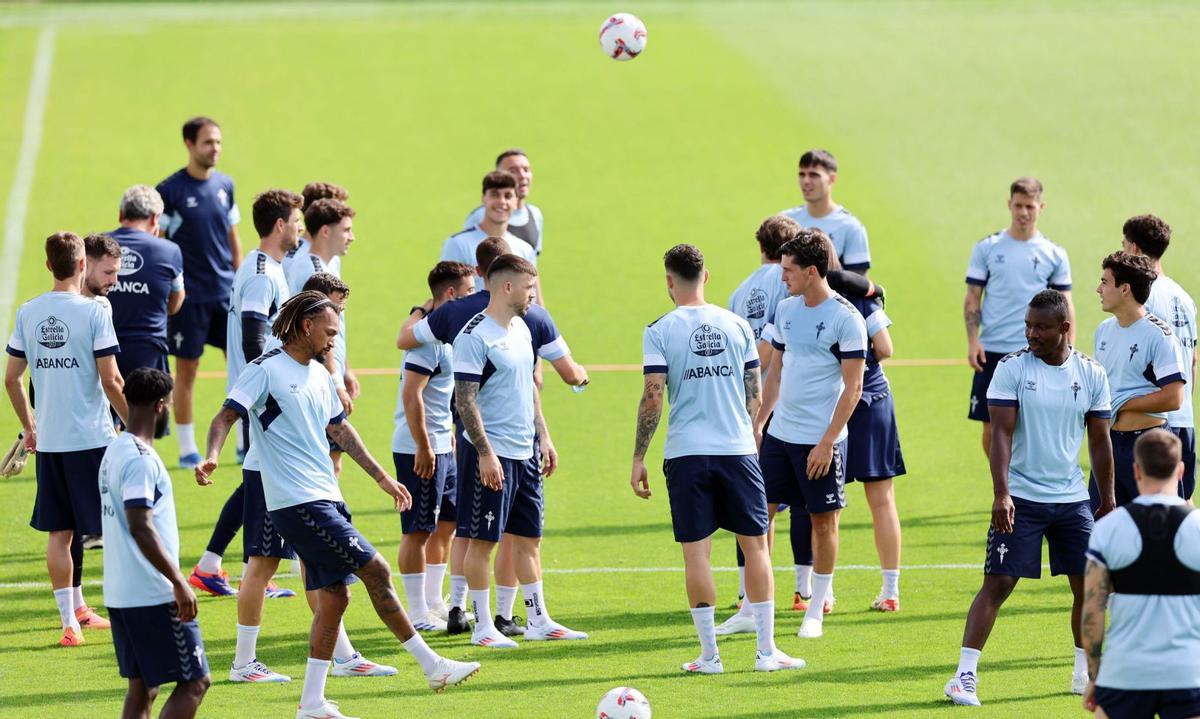 Parte de la plantilla del Celta, ayer, en el entrenamiento en Afouteza. | // MARTA G.BREA