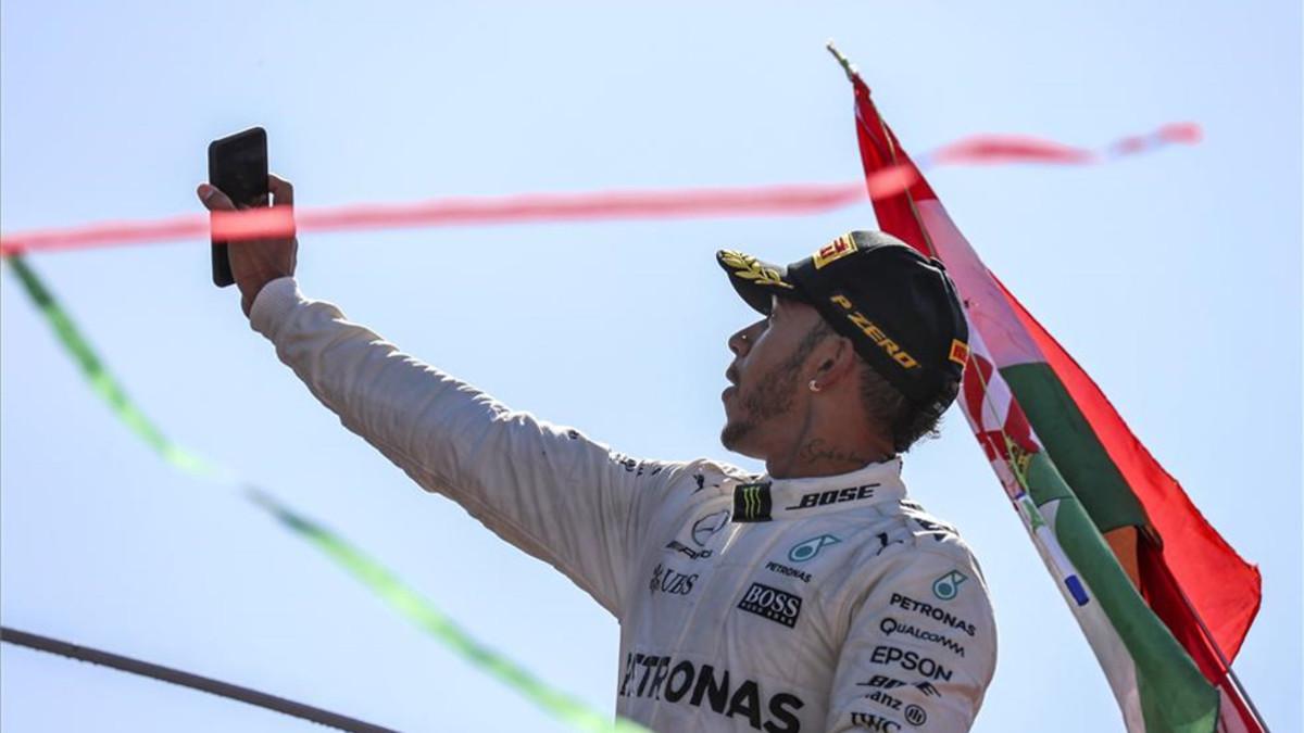 Hamilton, celebrando la sexta victoria de la temporada en el podio