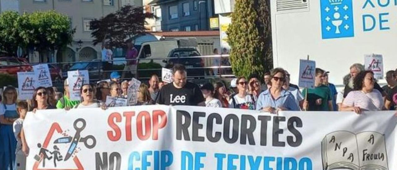 Protesta en Teixeiro contra el recorte de profesorado de apoyo.   | // LA OPINIÓN