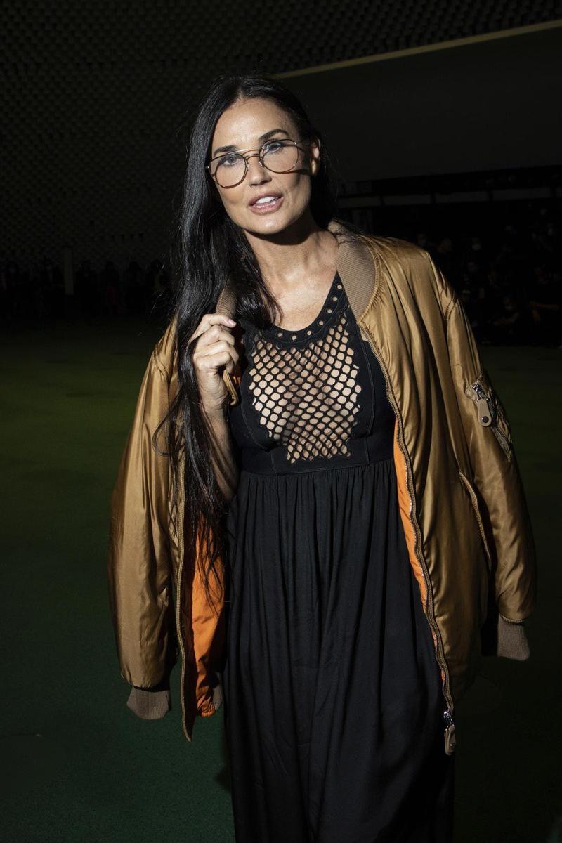 Demi Moore, con mono con rejilla y boxer de Stella McCartney