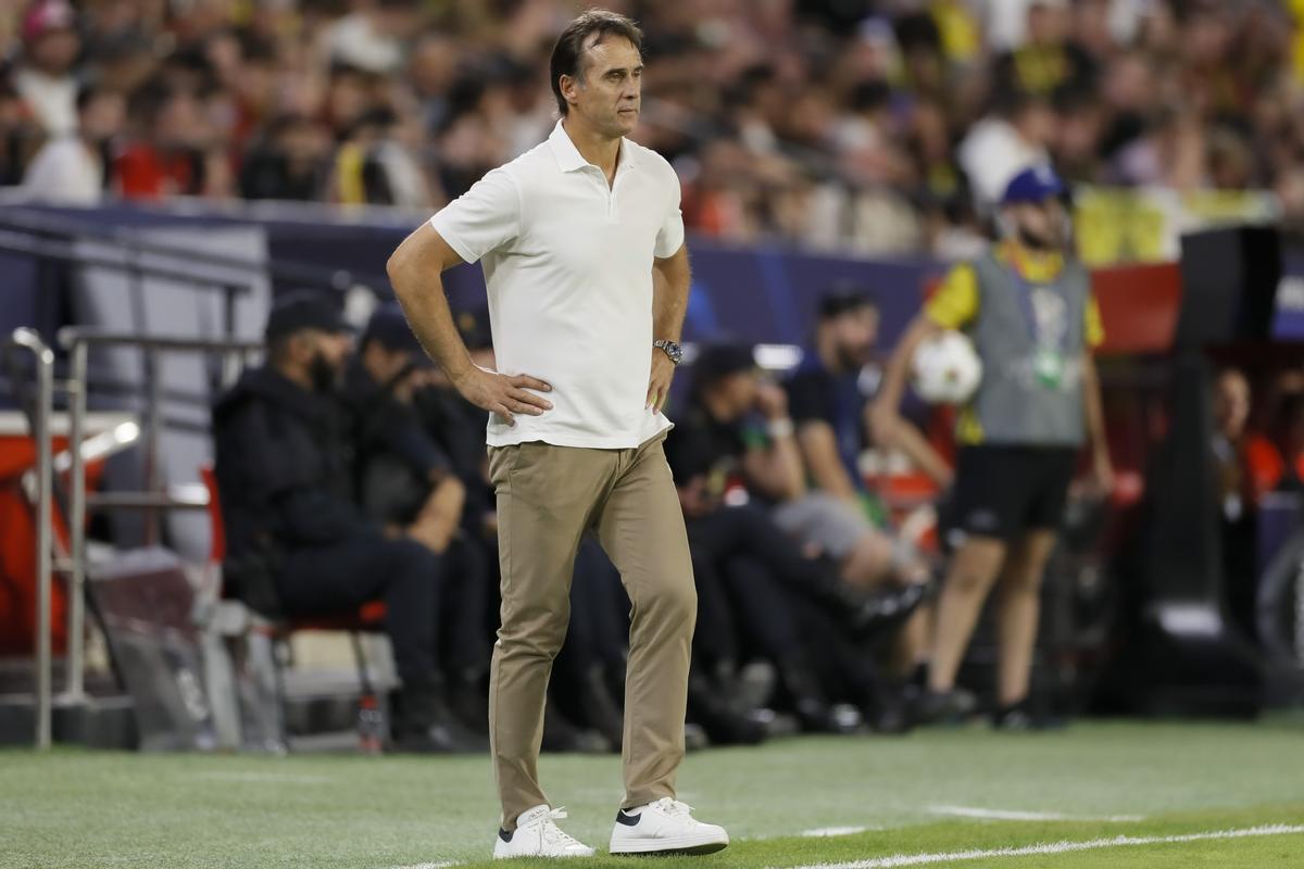 SEVILLA, 05/10/2022.- El entrenador del Sevilla Julen Lopetegui durante el partido de Liga de Campeones que Sevilla FC y Borussia Dortmund disputan este miércoles en el estadio Sánchez-Pizjuan, en Sevilla. EFE/ José Manuel Vidal