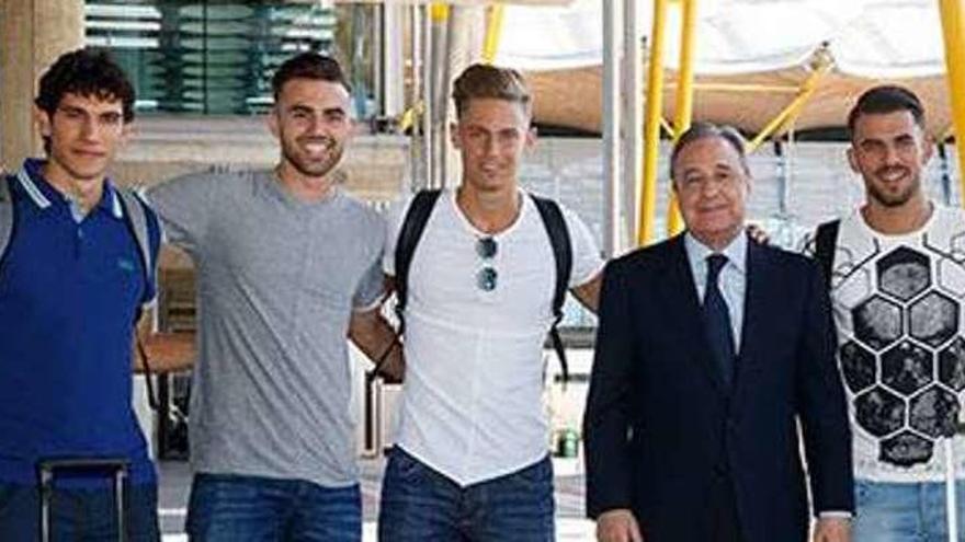 Vallejo, Mayoral, Llorente, Ceballos y Asensio, junto a Raúl González y Florentino Pérez.