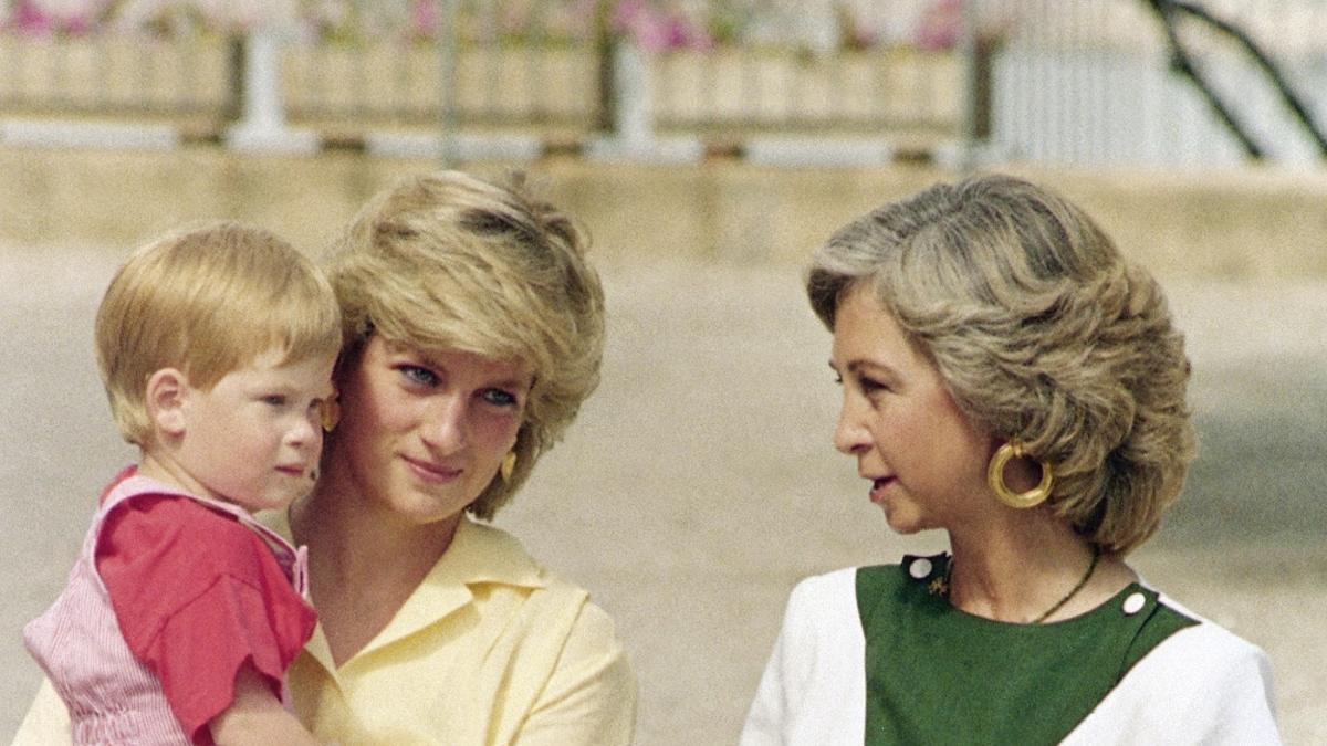 Diana de Gales con su hijo Harry en brazos junto a la reina Sofía