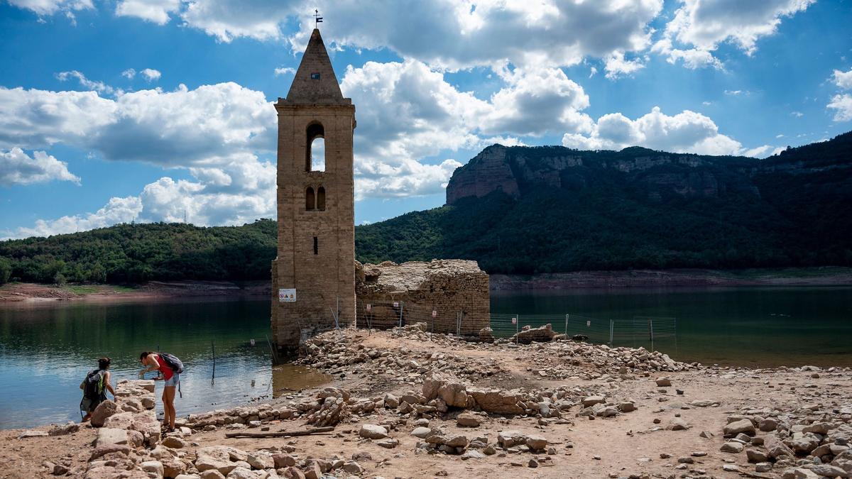 Sau    La gente se para frente a las ruinas de la iglesia de Sant Roma de Sau, en el pantano de Sau