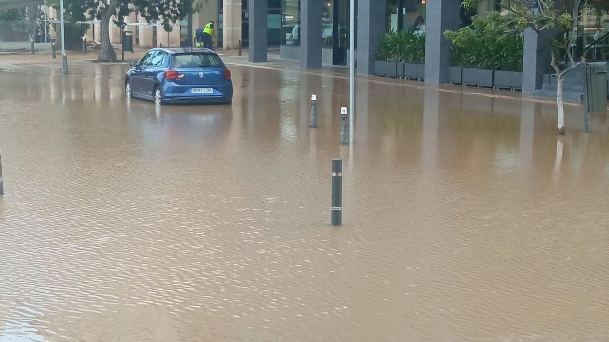 Inundación por una tubería rota en la calle Nicolás Estébanez.