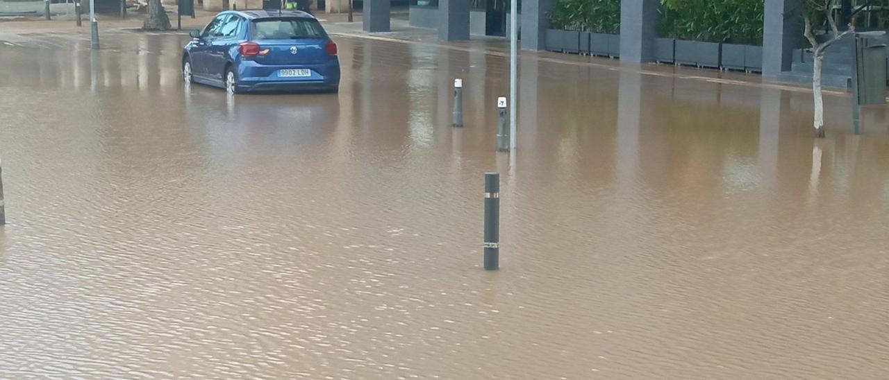 Inundación en el entorno del Parque de Santa Catalina por una tubería rota