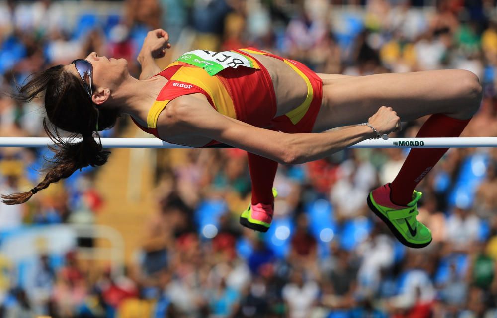 Ruth Beitia en peno vuelo de la semifinal de lanzamiento de pértiga.