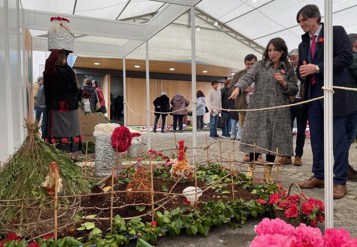 El alcalde de Vedra, Carlos Martínez, derecha, junto a la conselleira Lorenzana en una anterior exaltación