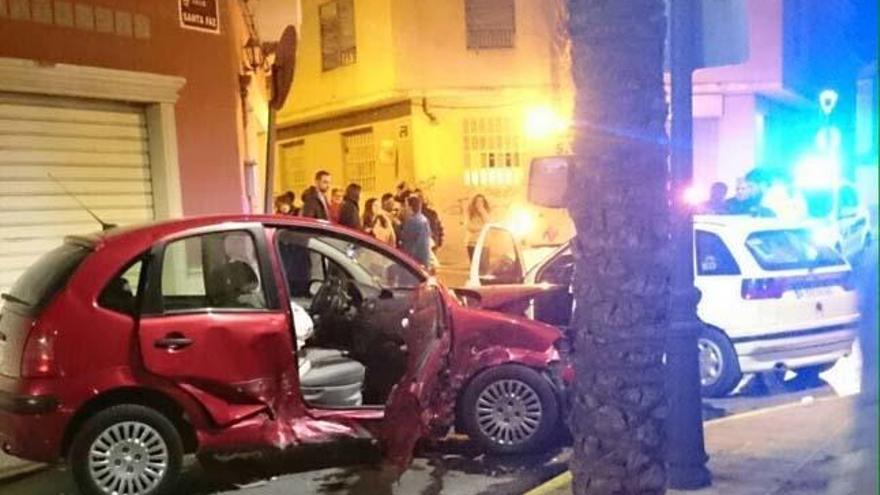 Cuatro heridos en un accidente en pleno centro de Aspe