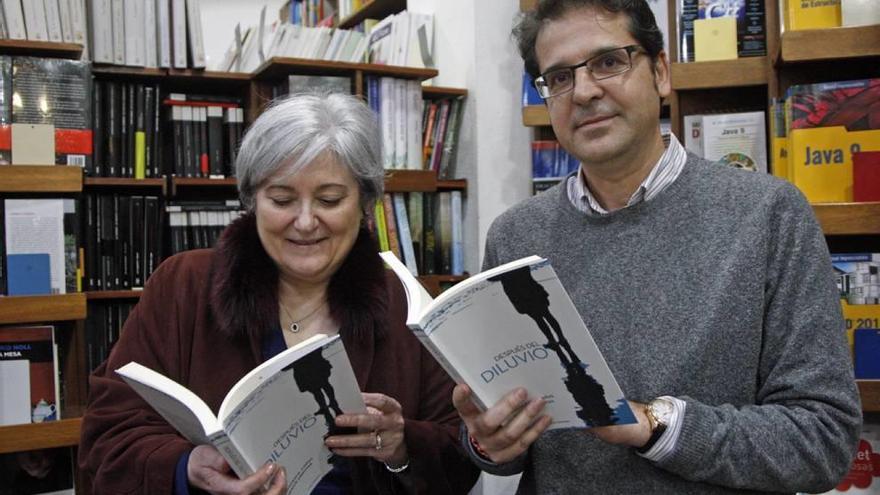 Francesca Cañas y Enrique Arroyas durante la presentación del libro el pasado viernes en Murcia.