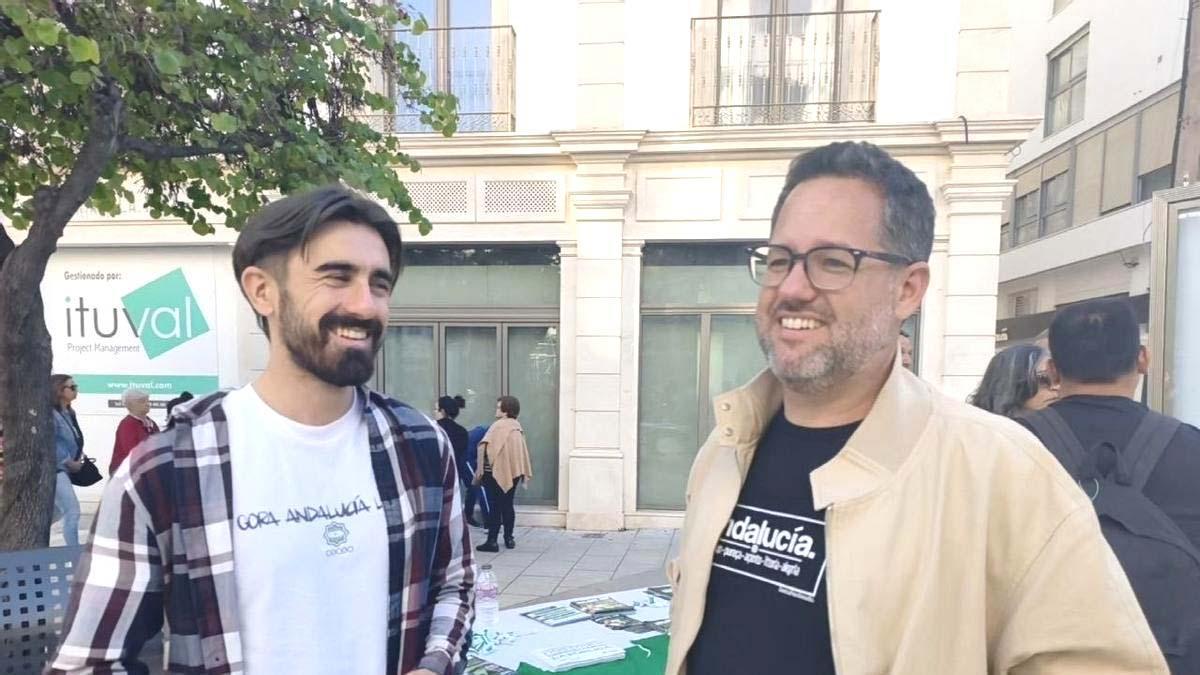 El candidato de Adelante Andalucía en las próximas elecciones autonómicas José Ignacio García junto a Luis Rodrigo.