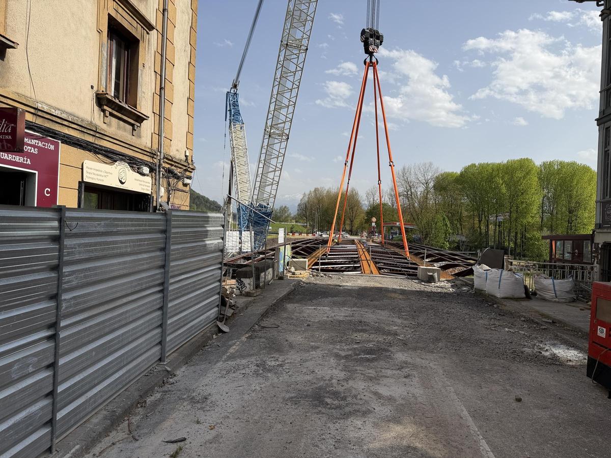 Finaliza el montaje de la estructura metálica del puente de Arriondas